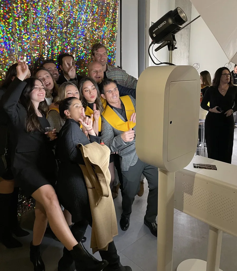 Invitados en photocall con estilo IA